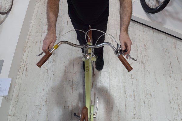 Line up the handlebar so that it is at 90degrees to the front wheel when viewed from above